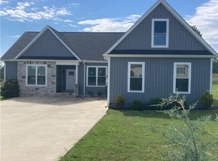 1902 Queen Dr, Walhalla, SC 29691