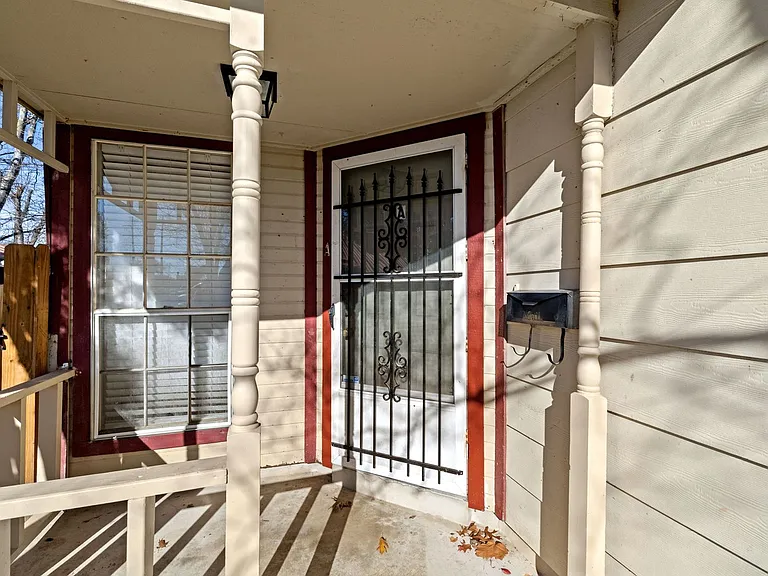 CV-AUS12130 Thompkins — Photo 2