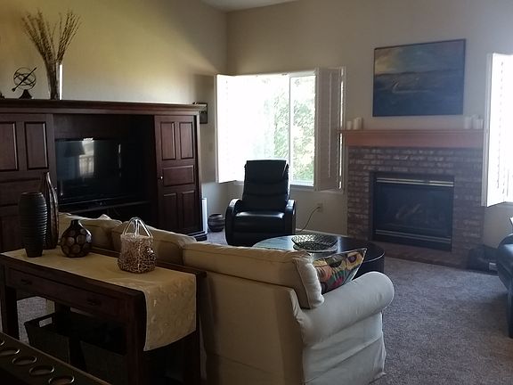 Open floorpan w high ceiling