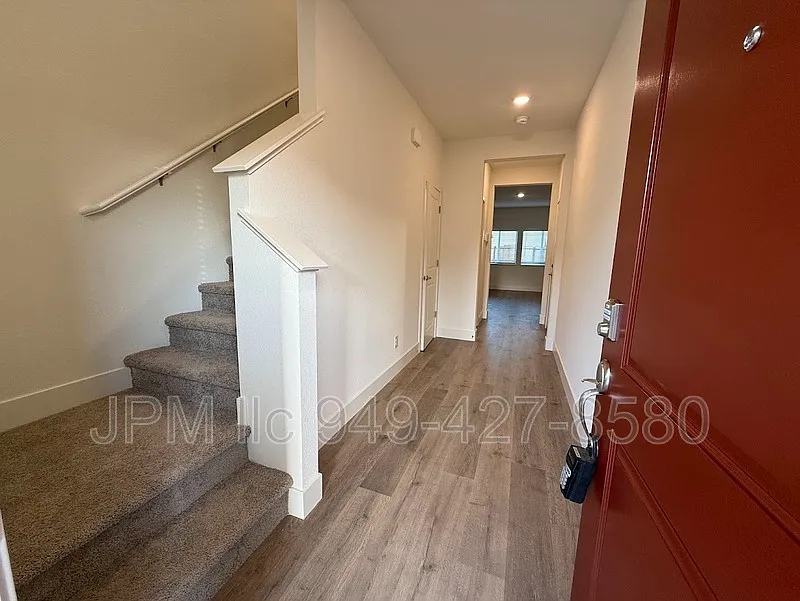 4 bed, 2.5 bath, 1811 sqft, $2,695 — Photo 2