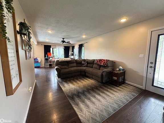 5th image of 810 4th St