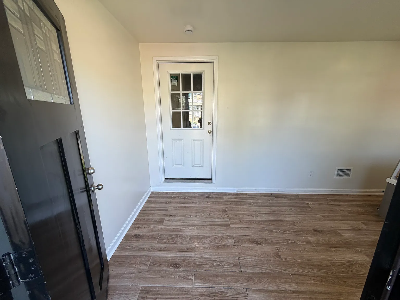 6 bed, 2500 sqft, $1,400 — Photo 3