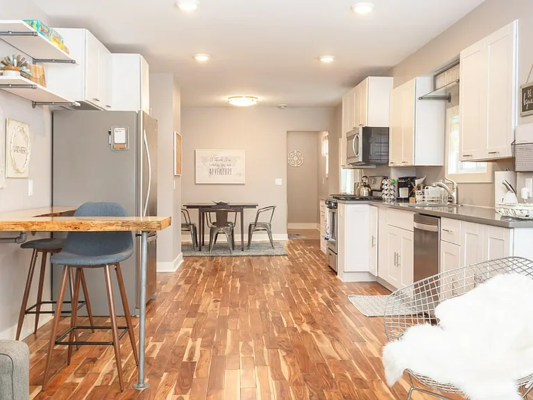 614 Lafayette Ave SE — Photo 2