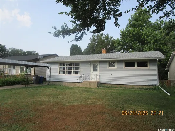 710 3RD STREET E, Assiniboia, SK S0H 0B0