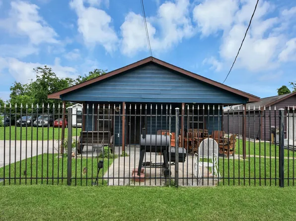 8227 Chadwick St, Houston, TX 77029