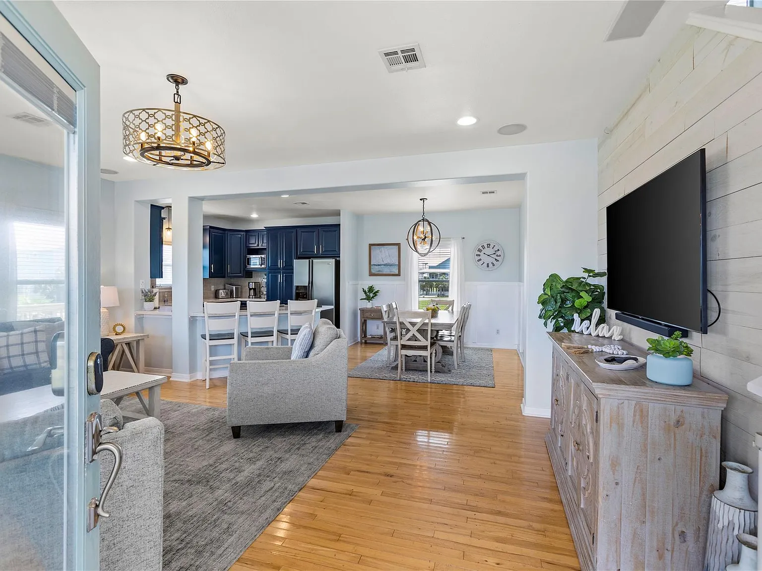 3 bed, 2.5 bath, 1737 sqft, $3,600 — Photo 4