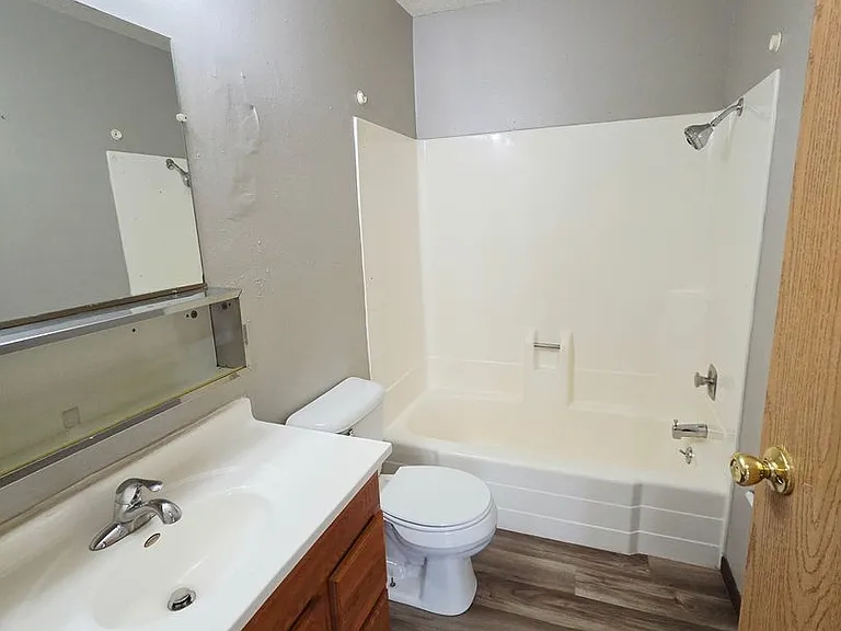 3010 E Rosser Ave — Photo 3
