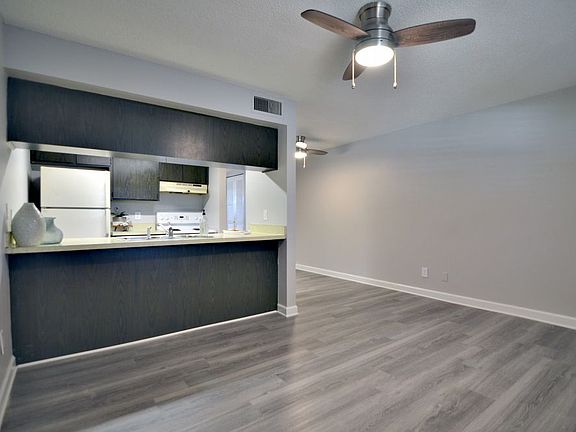 3rd image of 900 70th St N APT 106-6831