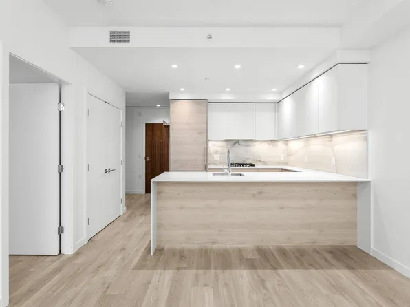 680 Quayside Dr #3205, New Westminster, BC V3M 6Z6