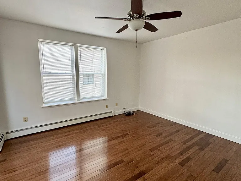 Bedroom w/ceiling fan