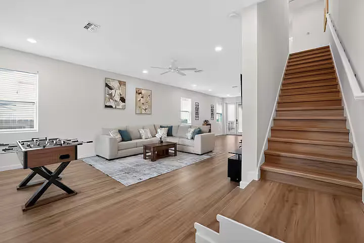210 E Columbus Dr — Photo 4