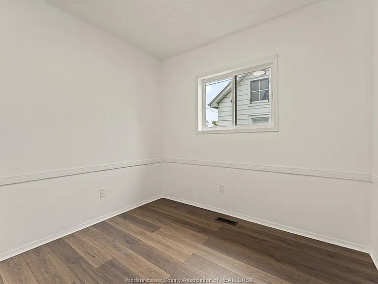 1533 Alexis Rd — Photo 15