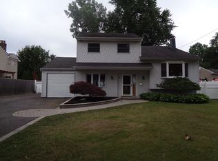 4 Cactus Ln, Kings Park, NY 11754