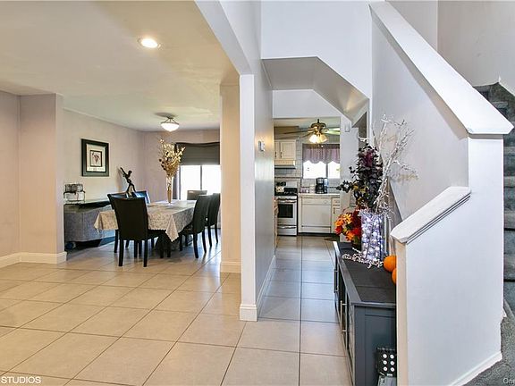 4th image of 463 Country Club Ln