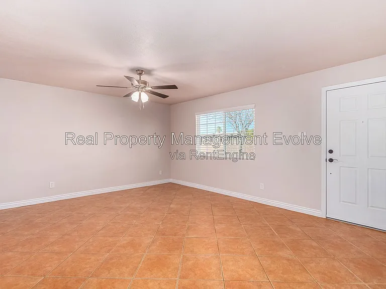 5438 S 46th Pl — Photo 4