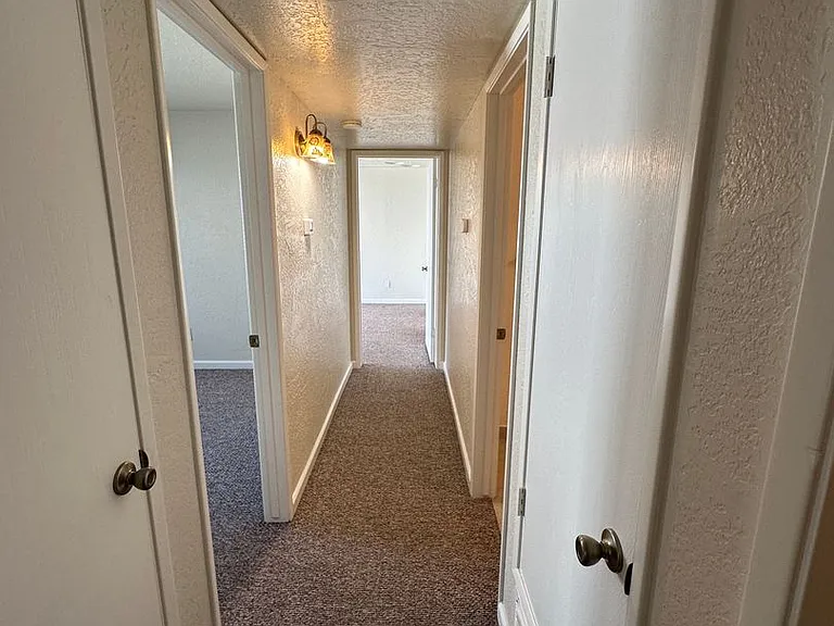 312 N Riverside Dr — Photo 11