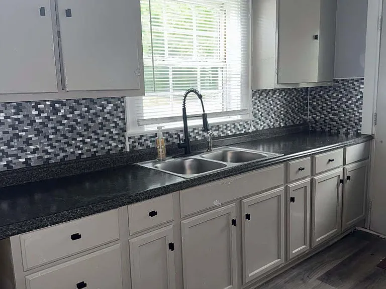516 E Center St — Photo 2