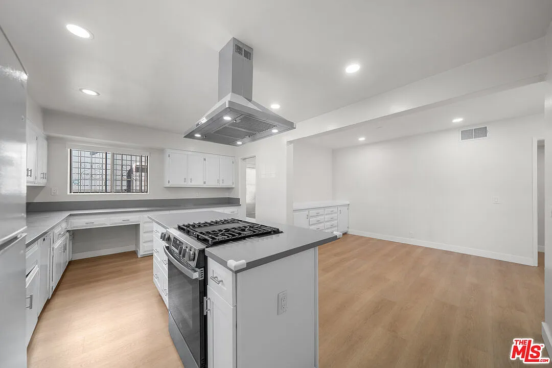 3 bed, 2.0 bath, 1100 sqft, $3,200 — Photo 2