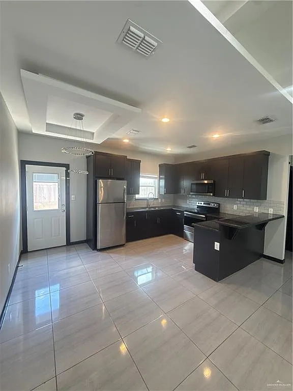 3 bed, 2.0 bath, 4242 sqft, $1,300 — Photo 3