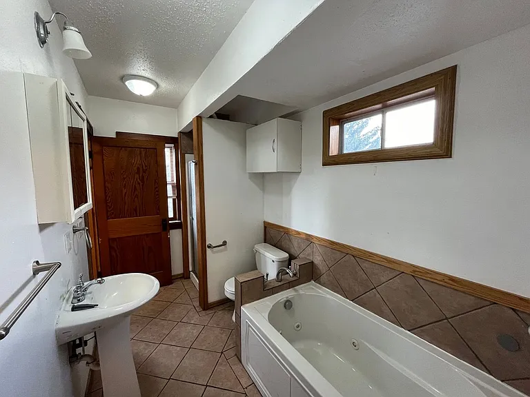 1014 S 10th Ave — Photo 4