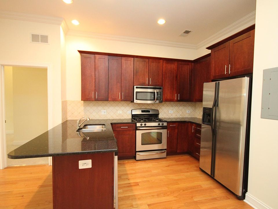 1st image of 4651 N Greenview Ave APT 211