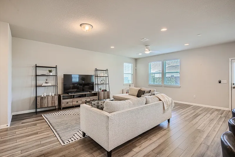 4 bed, 2.5 bath, 2013 sqft, $2,500 — Photo 2