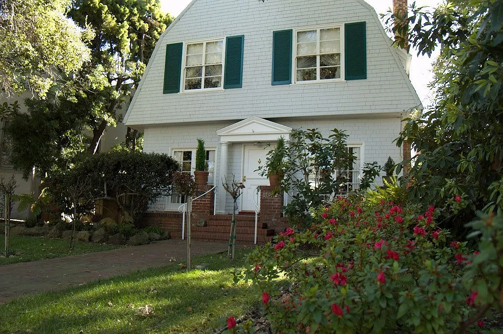 1612 Clinton Ave photo 1