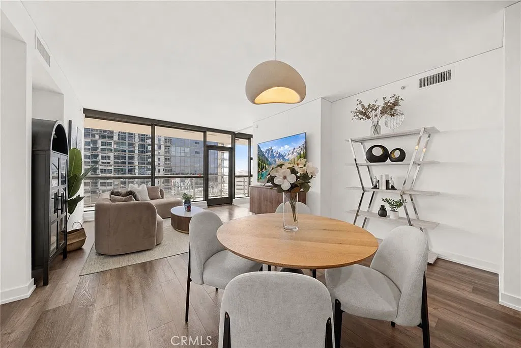 2 bed, 1297 sqft, $6,800 — Photo 1