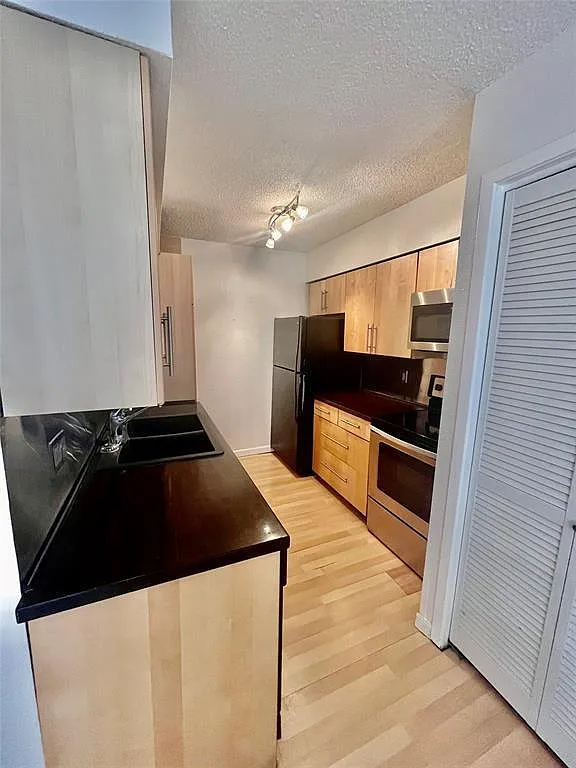 1 bed, 1.0 bath, 698 sqft, $875 — Photo 4
