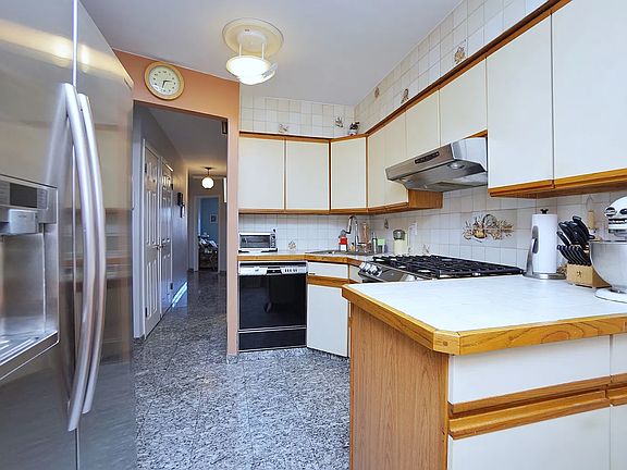 4th image of 171 Bay 44 St
