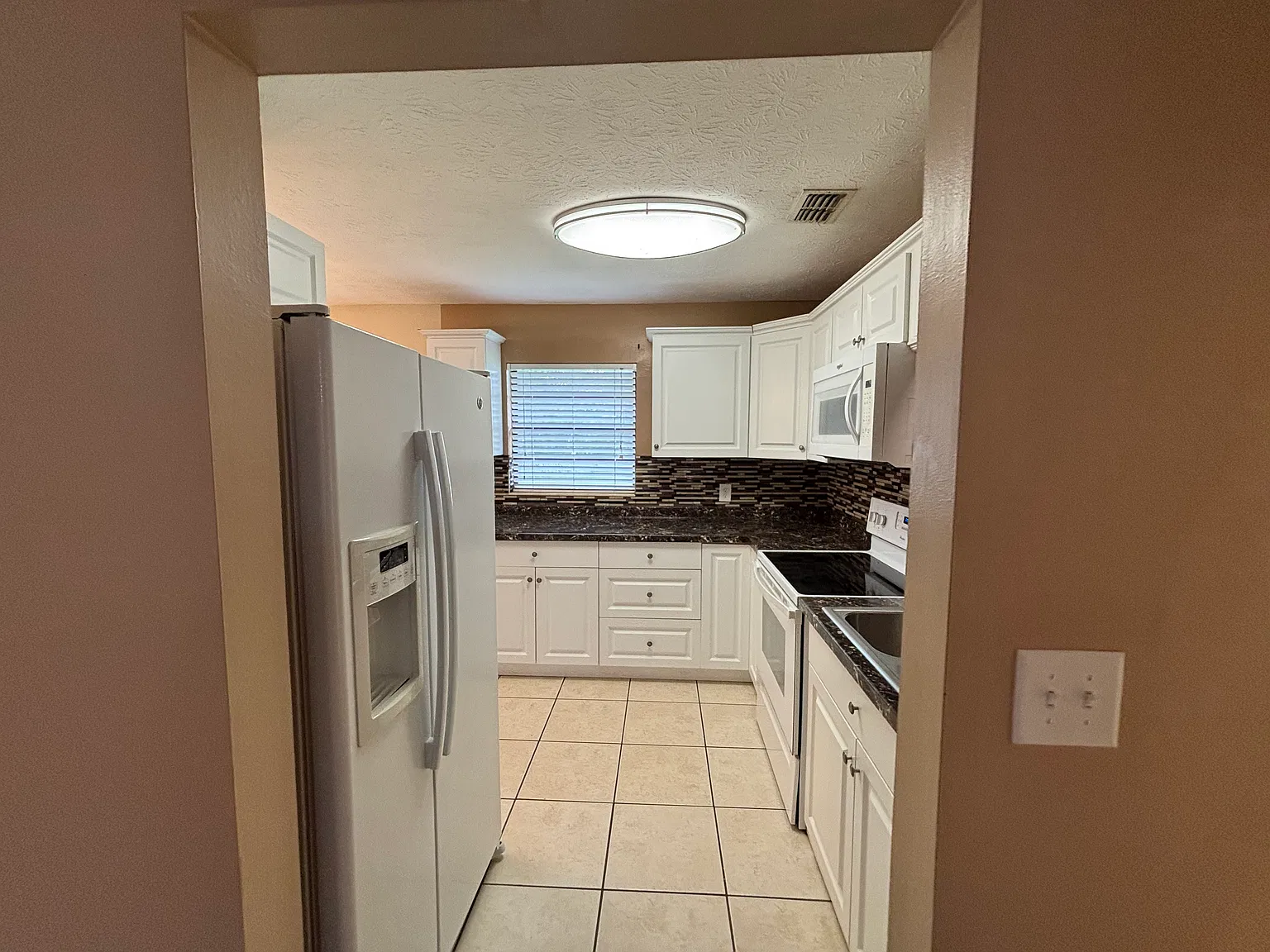 2-Bedroom, 1 Bath Duplex-Lake View-Land O Lakes — Photo 4
