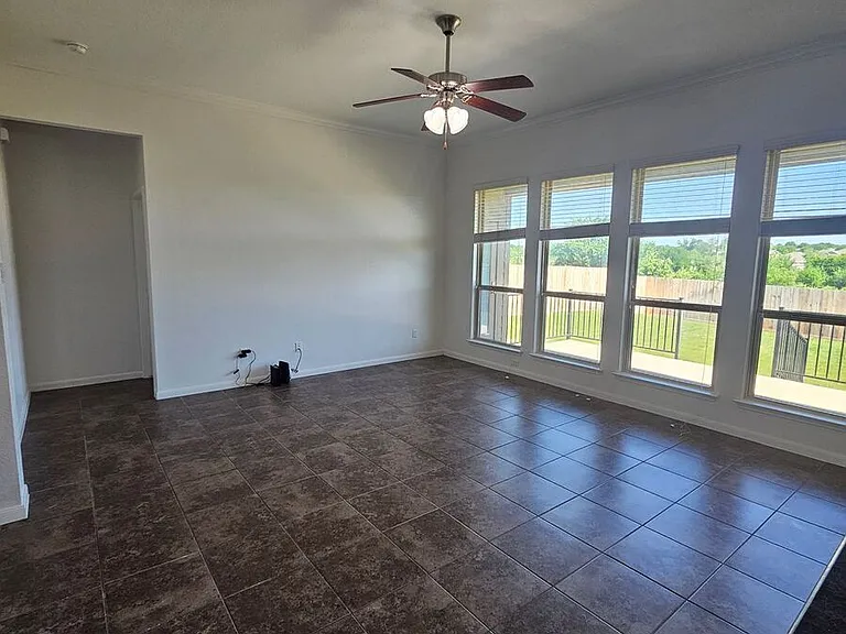 716 Glenstone Dr — Photo 3