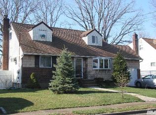 28 McKinley Ave, Farmingdale, NY 11735
