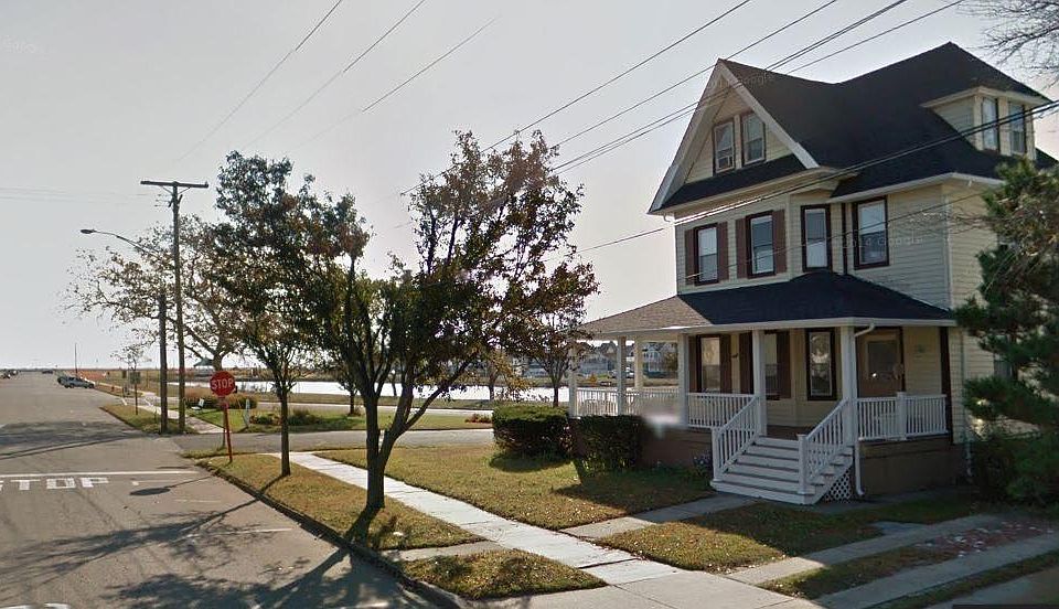 Great location-steps from beach and overlooking Silver Lake