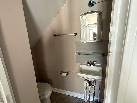 4th image of 208 Main St #4