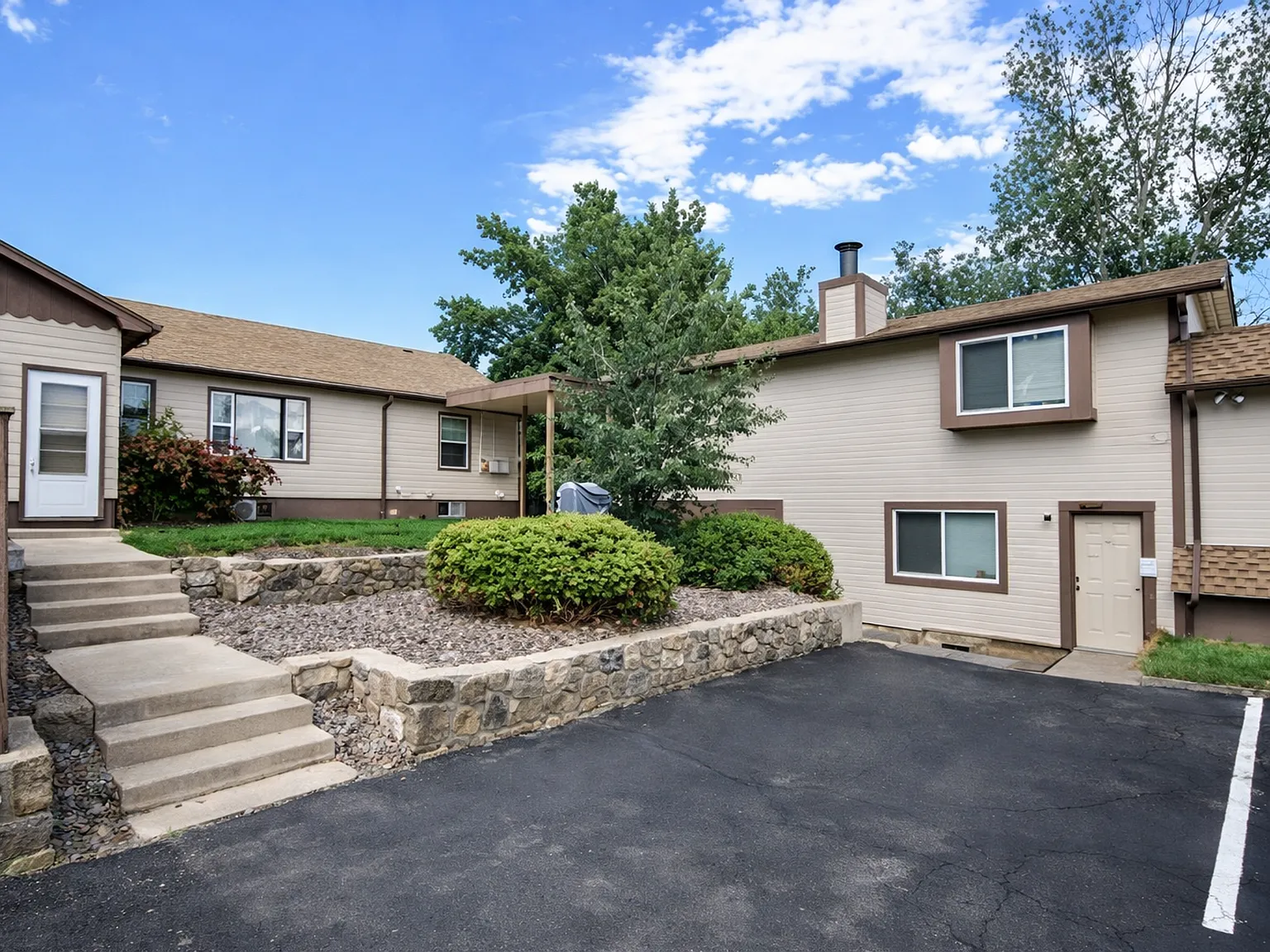 Townhome Style, Apartment Price! Great Layout, Convenient Location! Applewood Apartments — Photo 3