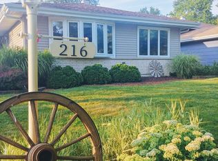 216 Robinson Ln, Westmont, IL