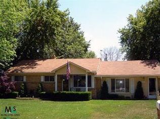 2060 Garry Dr, Troy, MI 48083