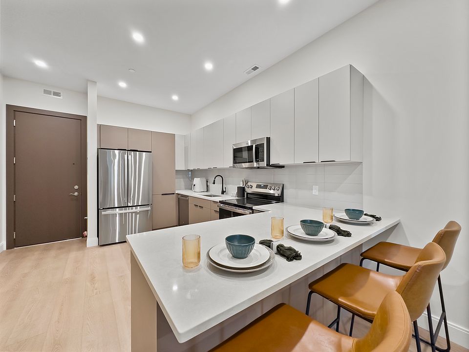 Granite countertops. Kitchen peninsula.