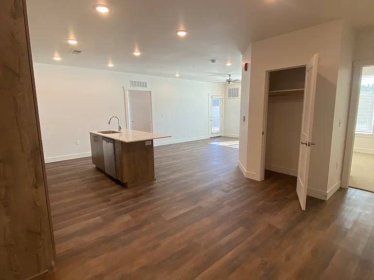 2025 E Carlson St #H208 — Photo 2