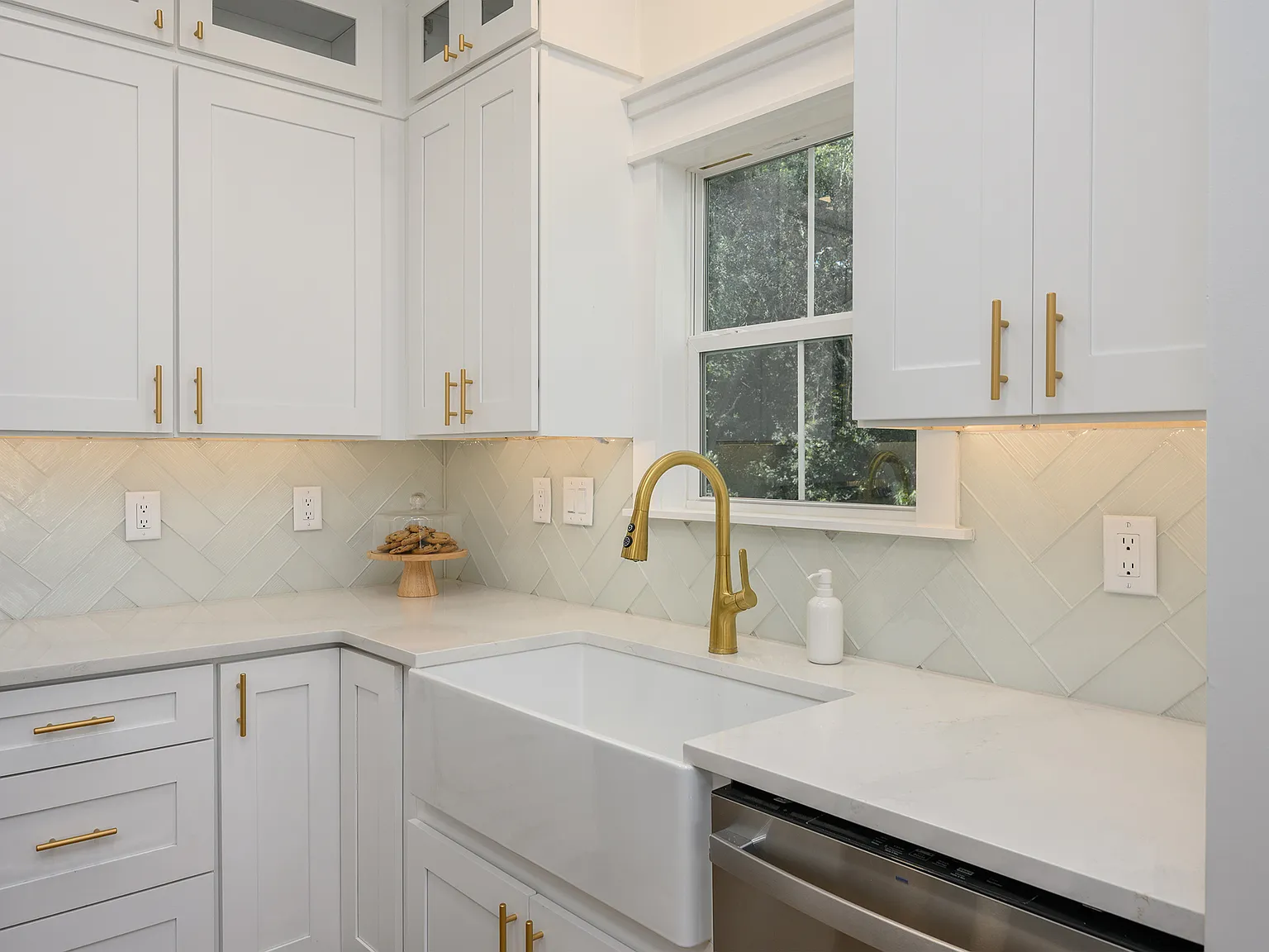 4 bed, 3.5 bath, 1855 sqft, $4,900 — Photo 4