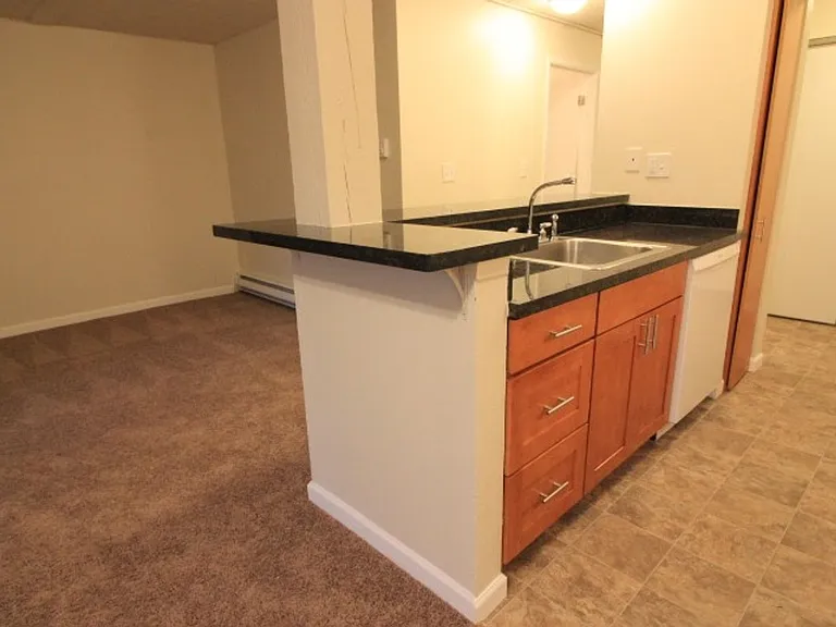 Willow Creek Apartments — Photo 61