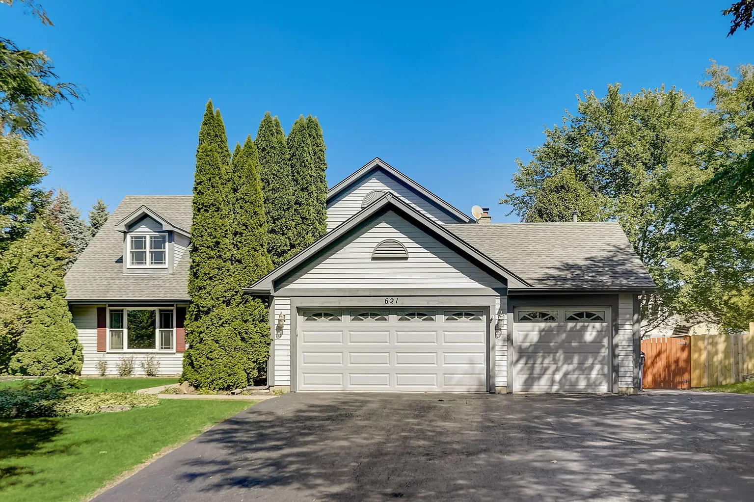 621 Regal Ln photo 1
