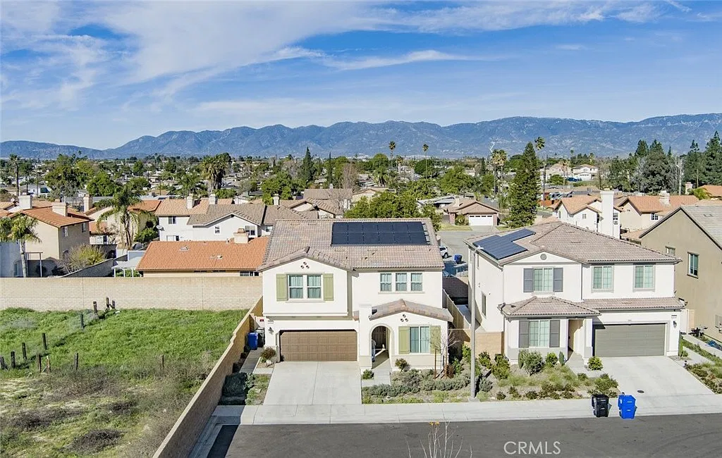 5 bed, 3.5 bath, 2639 sqft, $4,295 — Photo 3