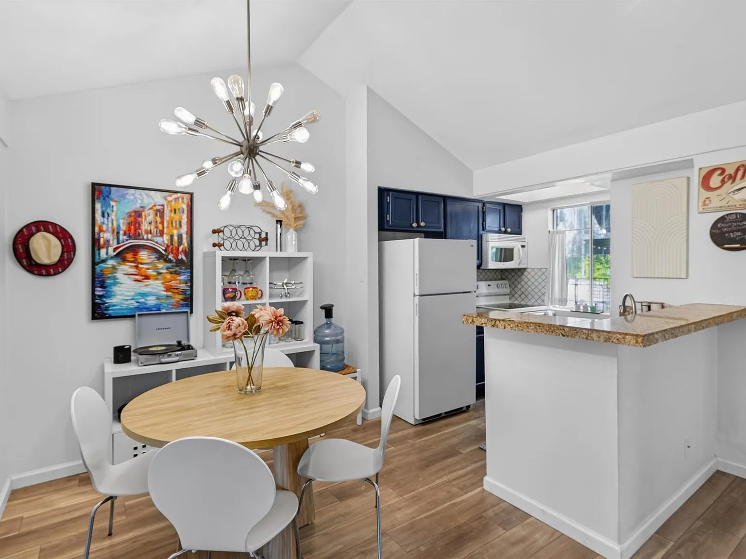 1 bed, 1.0 bath, 565 sqft, $1,250 — Photo 2