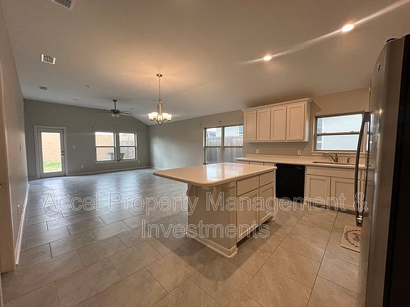 3rd image of 1406 E Sonador Dr S
