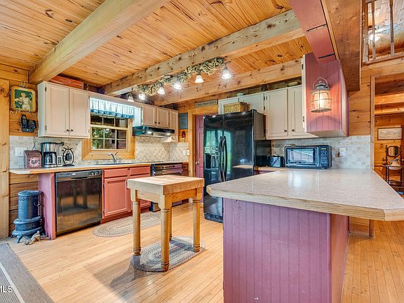 17th image of 147 Britton Ln