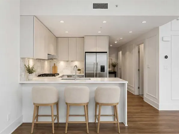 46 W 9th St NE #107, Calgary, AB T2E 7Y1