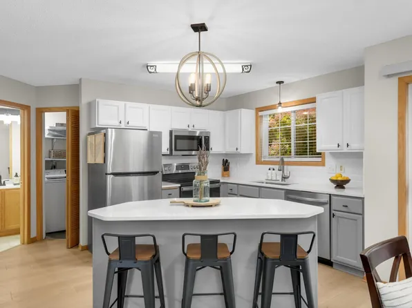 547 Mission Hills Way W, Chanhassen, MN 55317
