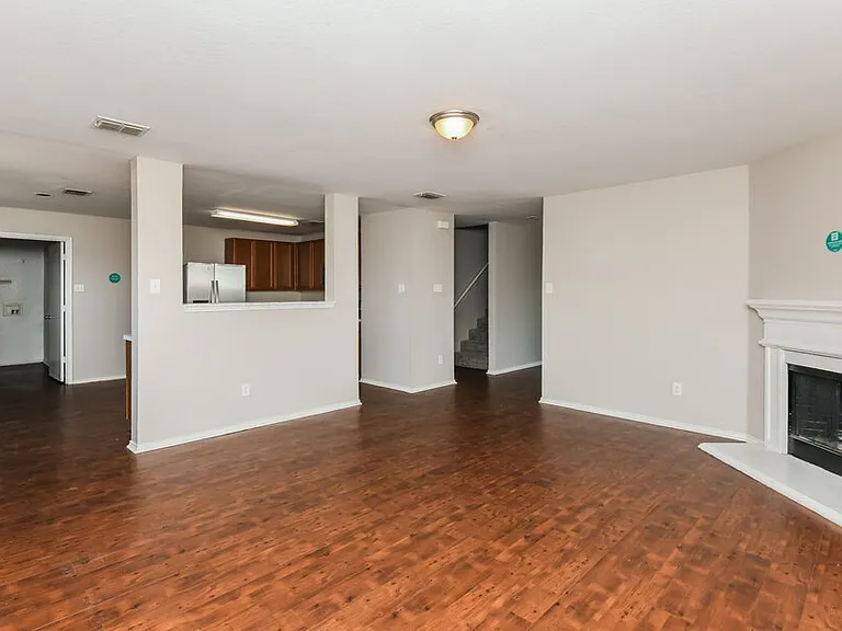 1101 Maplewood Ln — Photo 5